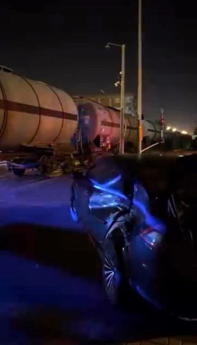 Diyarbakır’da Rayları Geçmeye Çalışan Araç Trenle Çarpıştı: 1 Yaralı