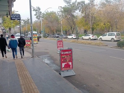 Diyarbakır’da Reklam Panoları ve Tabelalar Trafiği ve Yayaları Tehdit Ediyor