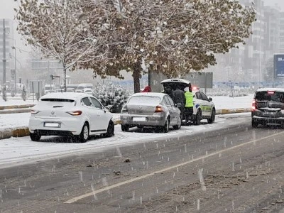 Diyarbakır&rsquo;da Sabah Bastıran Kar Trafiği Vurdu