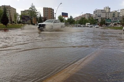 Diyarbakır'da sağanak: Caddeler göle döndü, altgeçitlerde araçlar mahsur kaldı