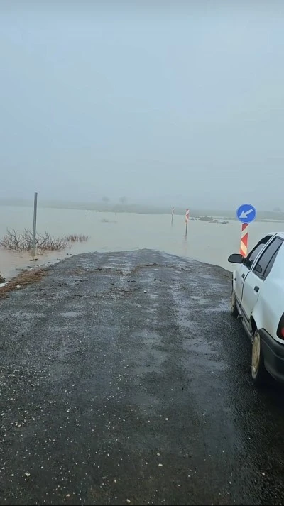 Diyarbakır'da Sağanak Yağış: Ara&ccedil;lar Yolda Mahsur Kaldı