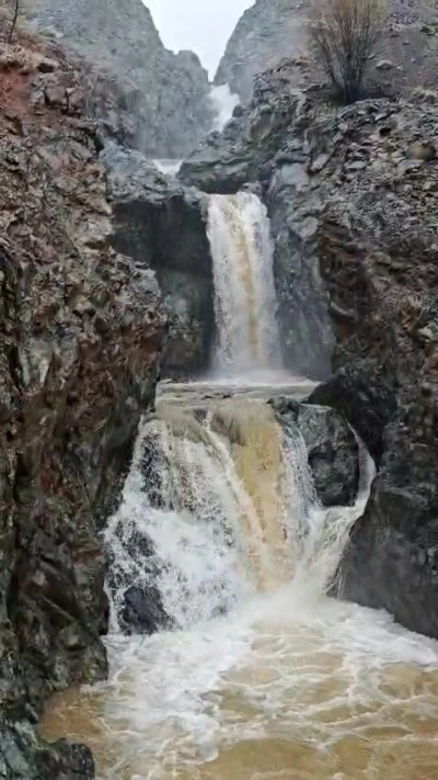 Diyarbakır'da Sağanak Yağış Dereleri Taşırdı, Şelaleler Coştu