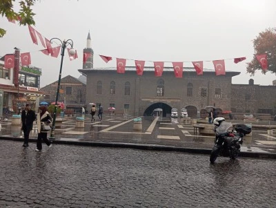 Diyarbakır’da Sağanak Yağmur Hayatı Felç Etti