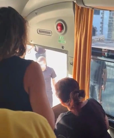 Diyarbakır&rsquo;da sağlık &ccedil;alışanlarını taşıyan servisin &ouml;n&uuml; kesildi