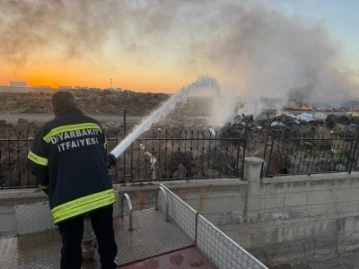 Diyarbakır'da Sanayi bölgesinde panik yaratan yangın