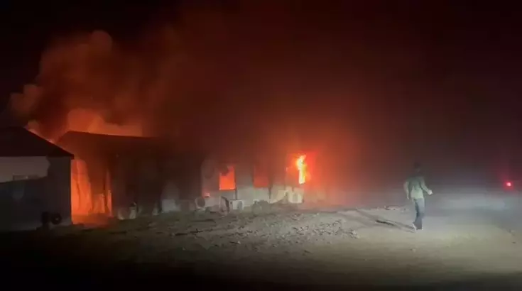 Diyarbakır’da şantiye yatakhanesinde yangın: İtfaiye eri yaralandı