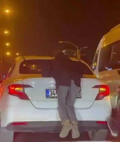 Otomobile Tutunan Kişi, Trafiği Tehlikeye S&uuml;r&uuml;kledi