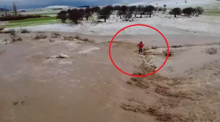Diyarbakır&rsquo;da Sel Alarmı: Mahsur Kalan Vatandaş Trakt&ouml;rle Kurtarıldı