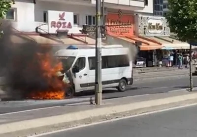 Diyarbakır’da Seyir Halindeki Minibüs Alev Aldı: Yolcular Son Anda Kurtuldu