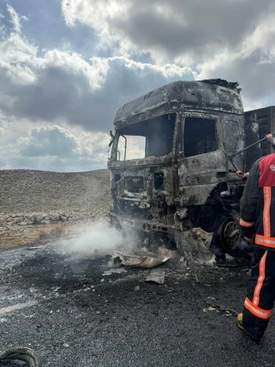 Diyarbakır&rsquo;da Seyir Halindeki Tır Alevlere Teslim Oldu