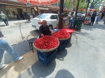 Diyarbakır&rsquo;da Sezonun İlk Kirazları Tezgahlarda