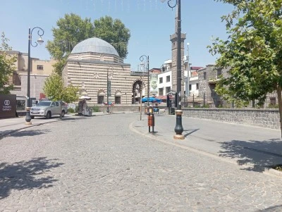 Diyarbakır&rsquo;da sıcaktan &ccedil;arşılar tenhalaştı