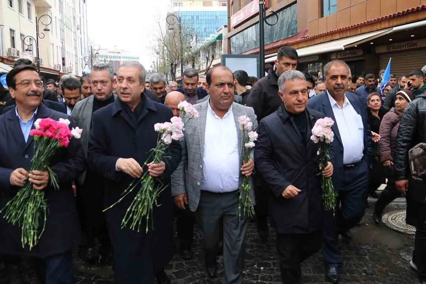 Diyarbakır'da Siyaset Camiası Yasta