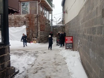 Diyarbakır&rsquo;da Soğuk Hava ve Kar Yağışı Eğlenceye d&ouml;n&uuml;şt&uuml;