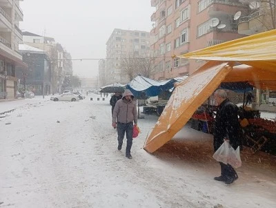 Diyarbakır&rsquo;da Soğuk Hava ve Kar Yağışı Pazarlarda B&uuml;y&uuml;k Durgunluğa Sebep Oldu
