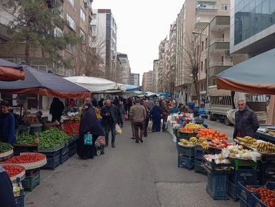 Diyarbakır&rsquo;da soğuk hava ve yağışa rağmen pazarlarda yoğunluk