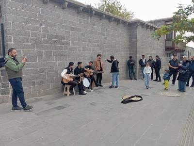 Diyarbakır’da Soğuk Havalara Rağmen Sokak Sanatçılarına Yoğun İlgi