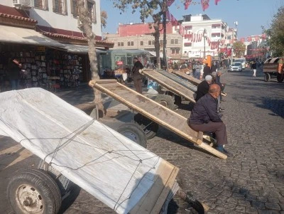 Diyarbakır&rsquo;da soğuk ve yağışlı hava &ccedil;ek &ccedil;ek ustalarını vurdu