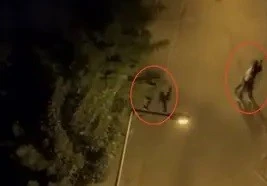 Diyarbakır&rsquo;da sokak ortasında u&ccedil;an tekmeli ve yumruklu kavga