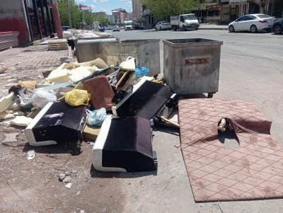 Diyarbakır&rsquo;da sokaklara atılan eski eşyalar tepki &ccedil;ekiyor
