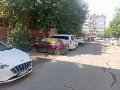 Diyarbakır&rsquo;da sokakları terk edilmiş ara&ccedil;lar işgal ediyor