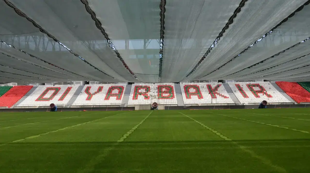 Diyarbakır&rsquo;da Stadyum zemini dev fanlarla korunuyor