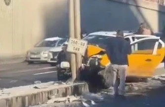 Diyarbakır&rsquo;da Taksi Alt Ge&ccedil;itte Direğe &Ccedil;arptı