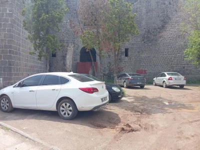 Diyarbakır&rsquo;da tarihi alan otoparka d&ouml;nd&uuml;