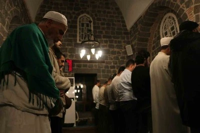 Diyarbakır'da Tarihi Cami'de Uzun Teravih Geleneği Devam Ediyor