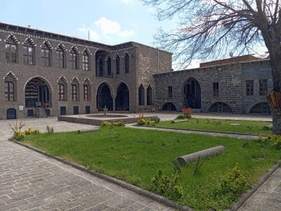 Diyarbakır&rsquo;da tarihi Cemil Paşa konağı turistlerin ilgi odağı olmayı s&uuml;rd&uuml;r&uuml;yor