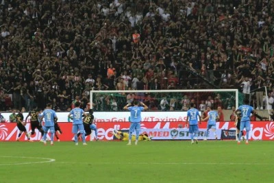Diyarbakır&rsquo;da tarihi gece: Amedspor Trabzonspor'u 2-1 Yendi