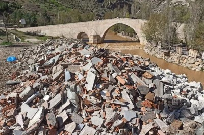 Diyarbakır'da tarihi köprü hafriyat altında kayboldu