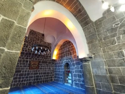 Diyarbakır’da Tarihi Sur’un Kalbinde Yükselen 874 Yıllık Camii