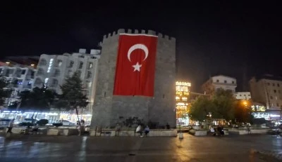 Diyarbakır'da Tarihi Surlar Dev T&uuml;rk Bayraklarıyla Donatıldı