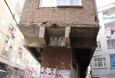 Diyarbakır’da Tek Kolon Üzerine Kurulu 30 Yıllık Bina Şaşkınlık Yaratıyor