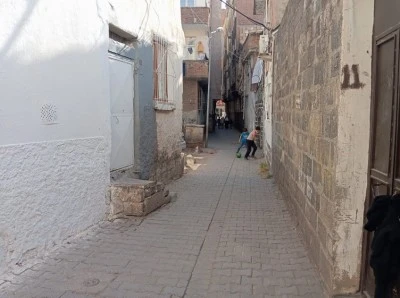 Diyarbakır’da Teknoloji Bağımlılığı Gelişmiş Semtlerde Artıyor: Sur’da Mahalle Kültürü Direniyor
