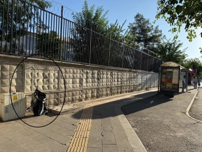 Diyarbakır’da Temizlik İçin İlginç Yöntem: Çöp Poşeti Fiber Kablosuna Asıldı