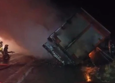 Diyarbakır’da Tır Alev Alev Yandı