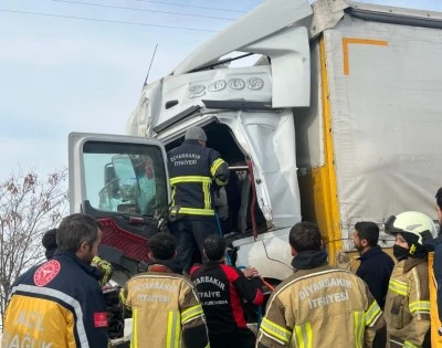 Diyarbakır&rsquo;da Tır Park Halindeki Araca &Ccedil;arptı