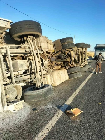 Diyarbakır&rsquo;da tır şarampole devrildi: 1 yaralı