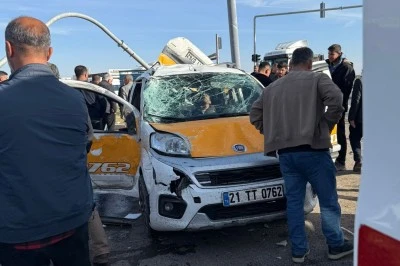 Diyarbakır'da Tır ticari taksiyi biçti: 2 ölü, 1’i ağır 3 yaralı
