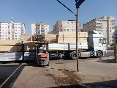 Diyarbakır&rsquo;da tomruklar ustaların elinde keresteye d&ouml;n&uuml;ş&uuml;yor