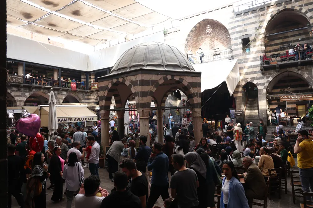 Diyarbakır'da Turistler Tarihi Sokaklarda Akın Etti