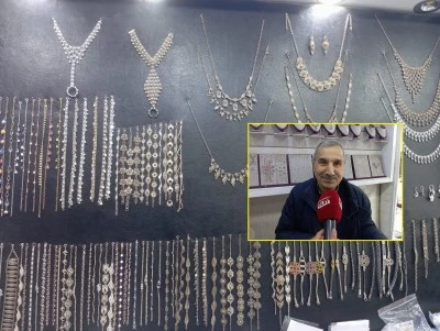 Diyarbakır&rsquo;da turistlerin g&ouml;zdesi eskitme g&uuml;m&uuml;ş takılar oldu