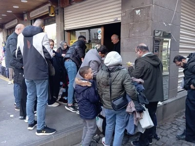 Diyarbakır’da Ucuzluk Alarmı: Kışlık Kıyafetler Maliyet Fiyatına Satıldı, Mağaza Önünde Yoğunluk Oluştu