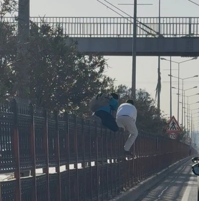 Diyarbakır'da Üst Geçit Varken Refüjden Geçiyorlar