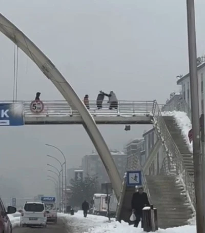 Diyarbakır&rsquo;da &Uuml;st Ge&ccedil;itte &Ccedil;ocuklara Şiddet Kamerada