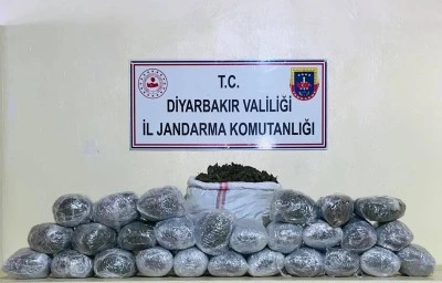 Diyarbakır'da Uyuşturucu Operasyonu Esrar ve Metamfetamin Ele Ge&ccedil;irildi