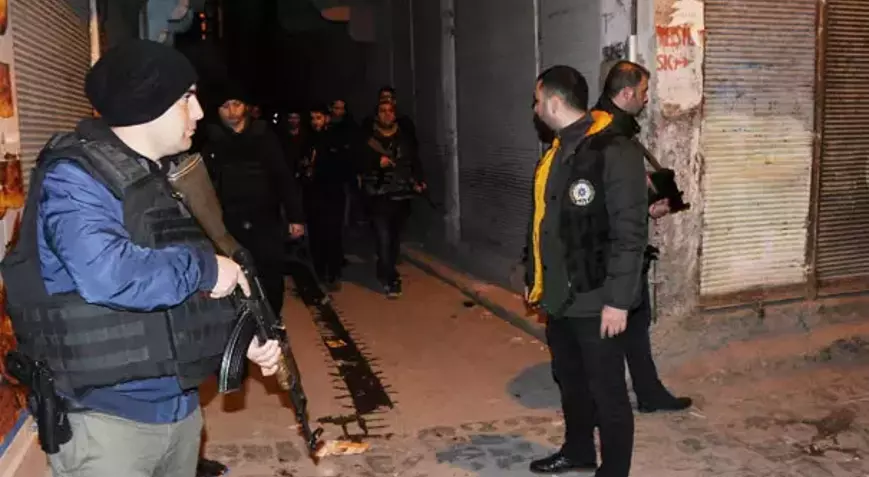 Diyarbakır&rsquo;da Uyuşturucu ve Silah Operasyonları: 16 Tutuklama