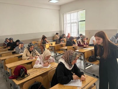 Diyarbakır&rsquo;da Veliler de Kitap Okudu Sınava Girdi
